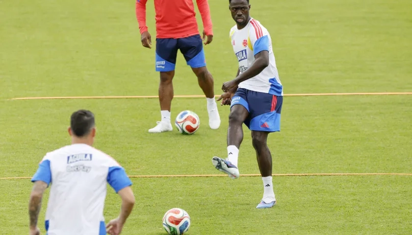 Dávinson Sánchez durante una práctica de la Selección Colombia en Bogotá. 