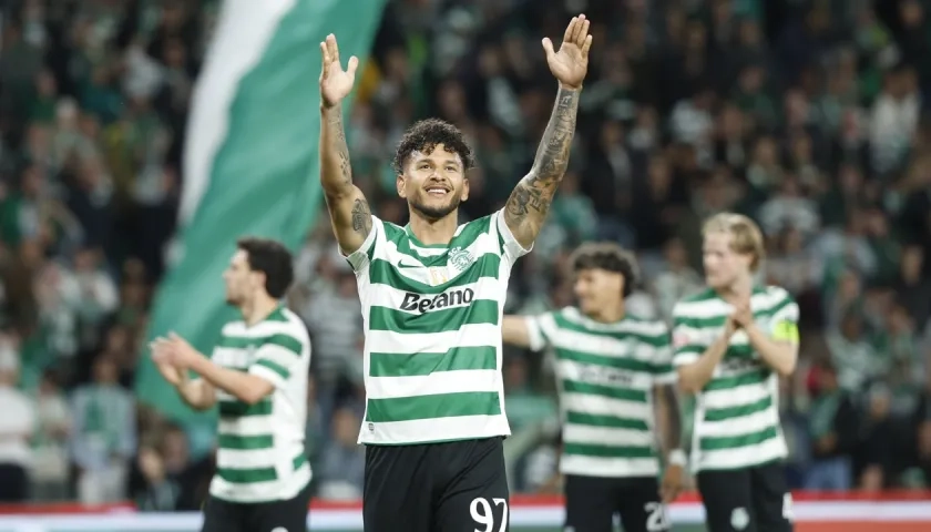 Luis Suárez celebra tras marcar el segundo gol del Sporting.