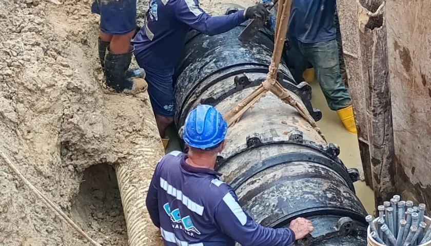 Operarios de Triple A en trabajos de mantenimiento. 