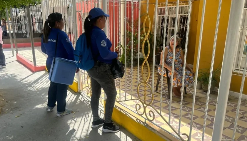 Las vacunadoras están debidamente uniformadas e identificadas.