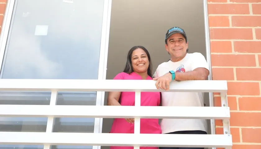 Alcalde Alejandro Char con una de las beneficiarias de Mi Techo Propio. 
