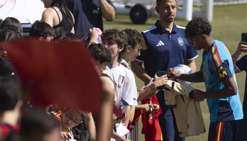 Lamine Yamal firma autógrafos antes del entrenamiento de la selección española. 