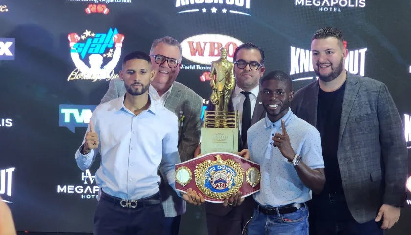 Ángel Bethancourt y Yuberjen Martínez con el cinturón que disputarán este viernes.