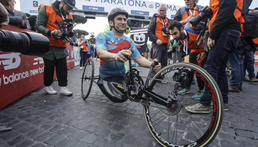 Alex Zanardi a bordo de su bicicleta de manos. 