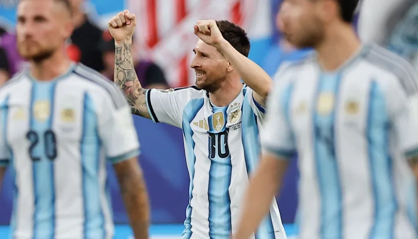 Lionel Messi festeja su primer gol contra Argelia. 