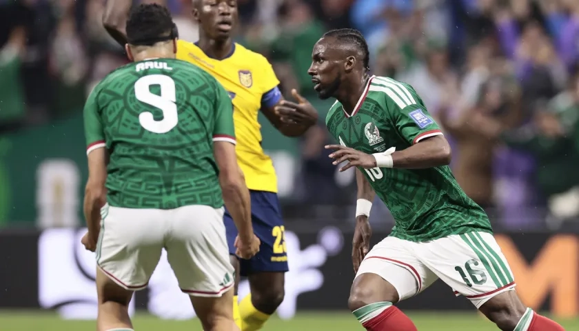 Julián Quiñones celebra tras abrir la cuenta para México. 