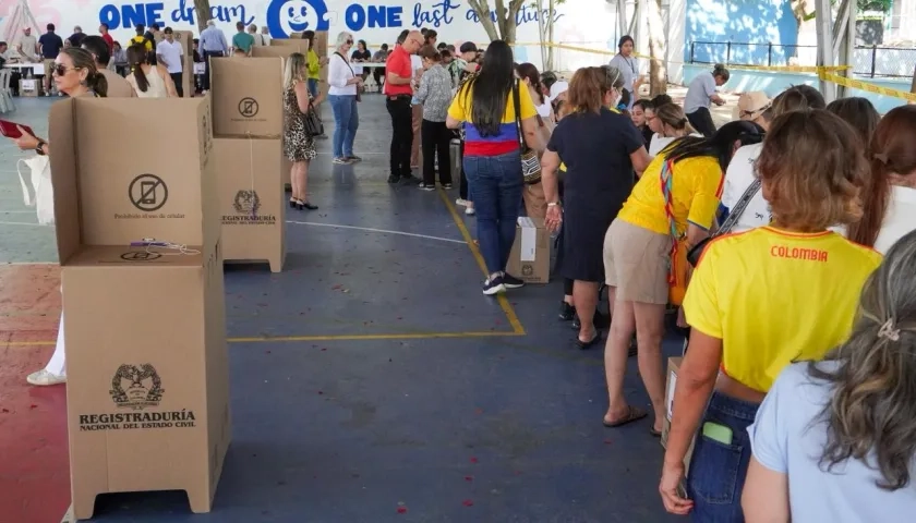 Votantes en el Colegio La Enseñanza. 