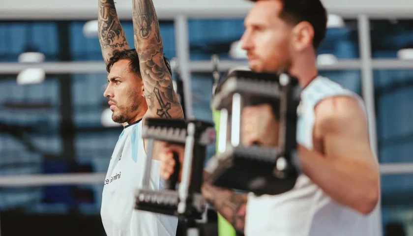 Leandro Paredes y Lionel Messi.