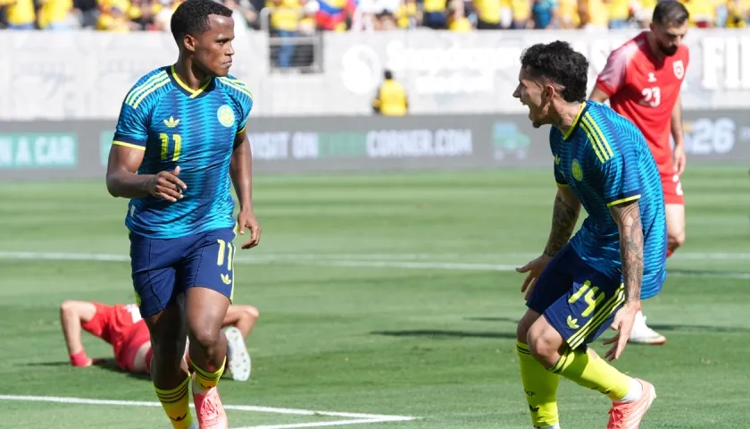 Jhon Arias celebrando su primer gol con Gustavo Puerta.