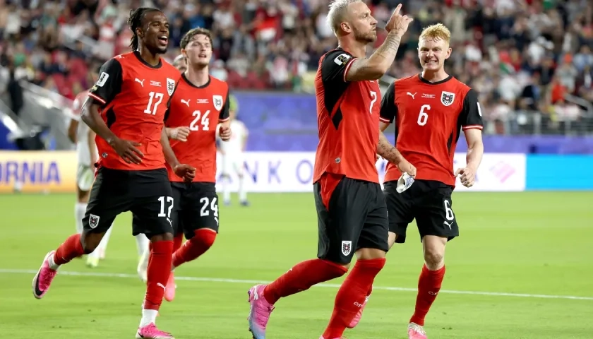 Marko Arnautovic celebrando uno de los goles.