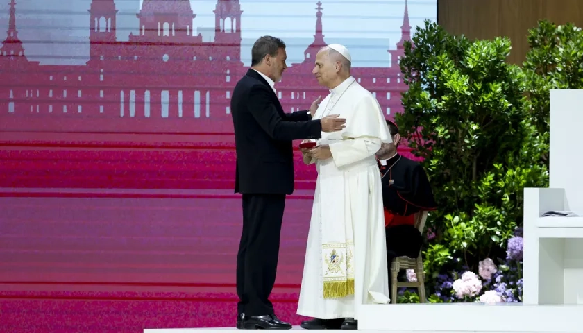 El actor español Antonio Banderas y el Papa León XIV.