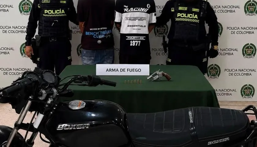 Los dos capturados en el operativo por parte de la Policía. 