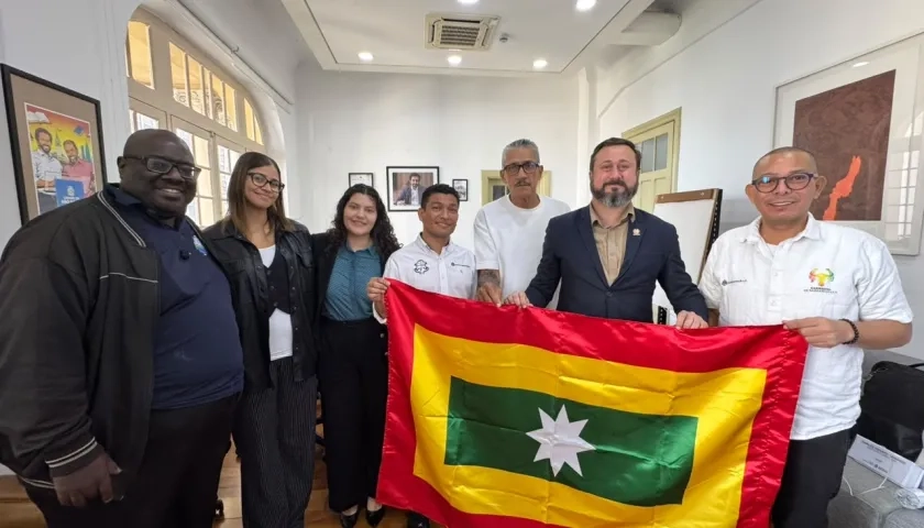 El director de Carnaval S.AS., Juan Ospino Acuña y Édgar Blanco, director de Carnaval de la 44, junto a organizadores del Congreso. 