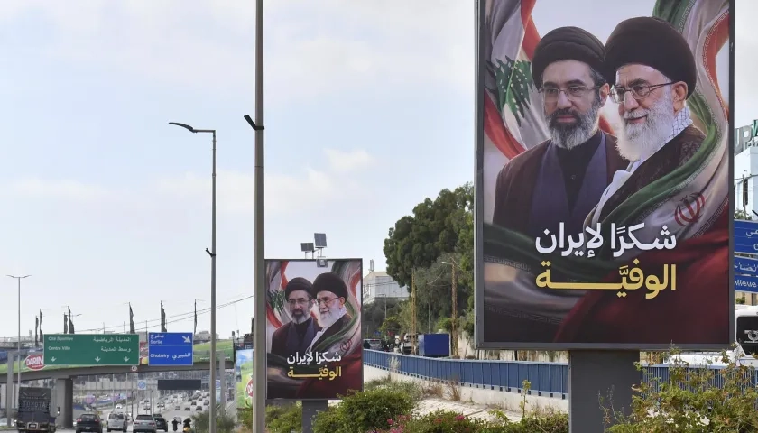 Carteles con retratos del nuevo líder supremo de Irán.