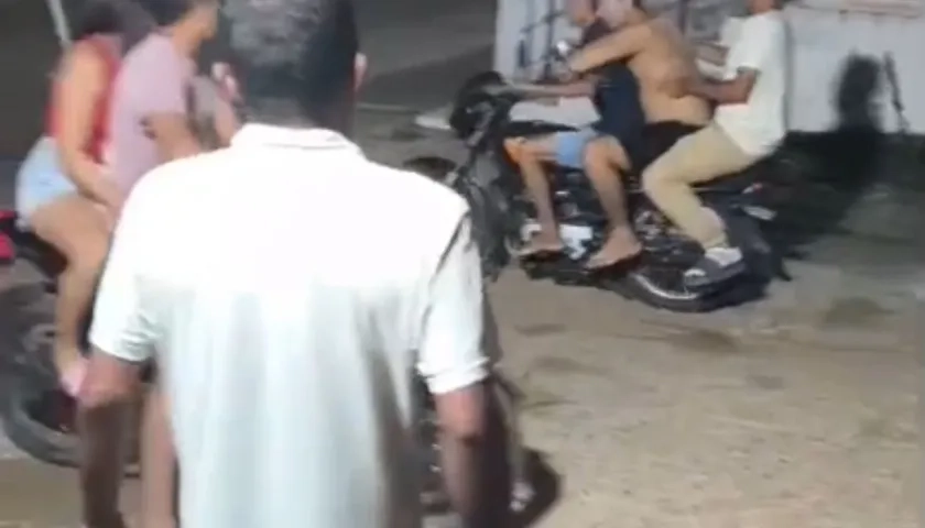 Carlos fue llevado gravemente herido en una motocicleta a un centro asistencial, donde falleció.