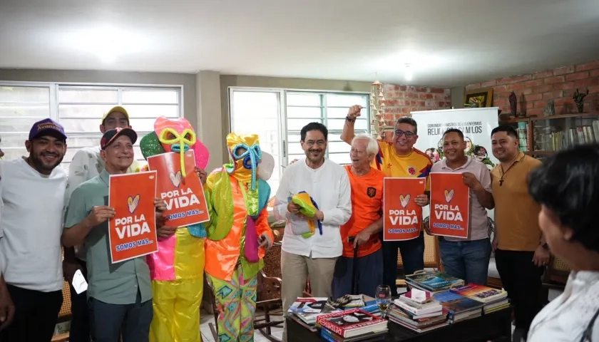 Iván Cepeda, el Padre Cyrilo Swinne y dirigentes del Pacto Histórico.