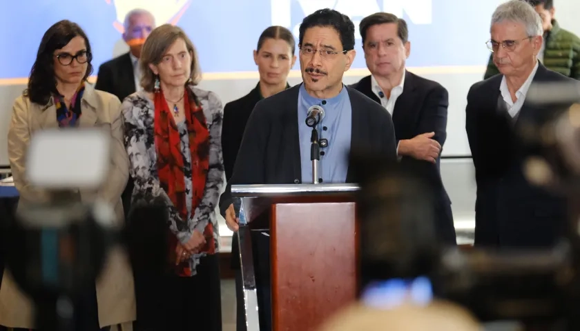 Candidato Iván Cepeda se reunió con el centro político del país. 