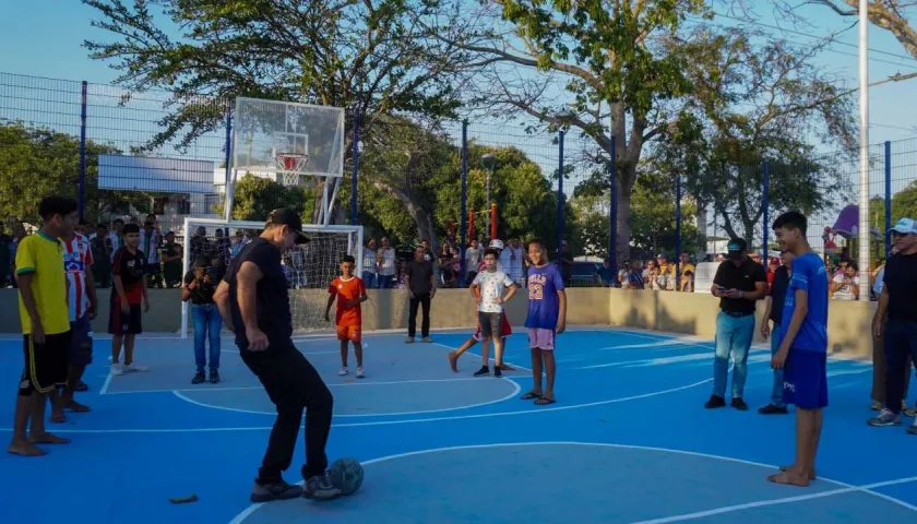 El alcalde Char en uno de los parques recuperados. 