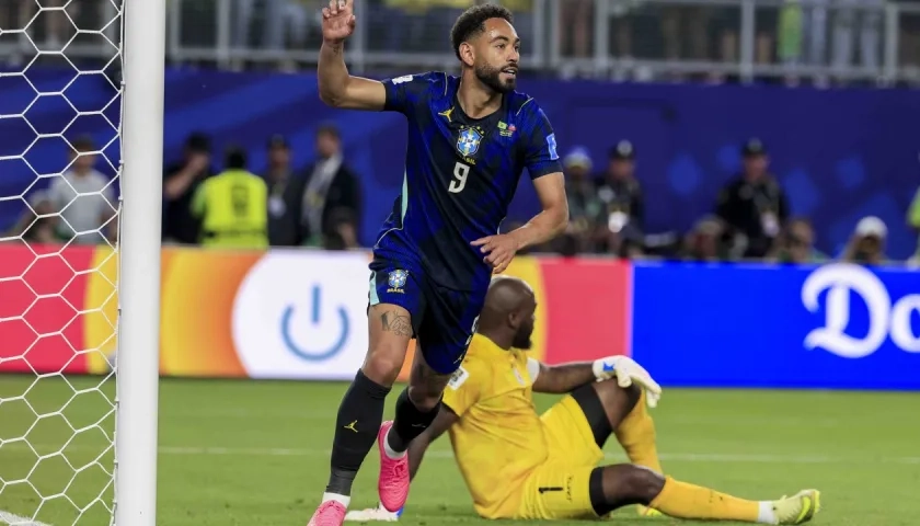 Cunha celebrando su primer gol en el partido.