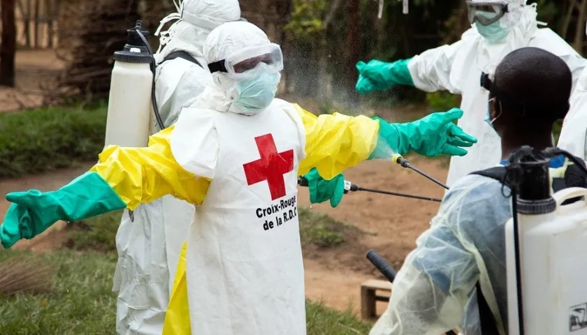 Funcionarios de la Cruz Roja atendiendo casos en ese país de África. 