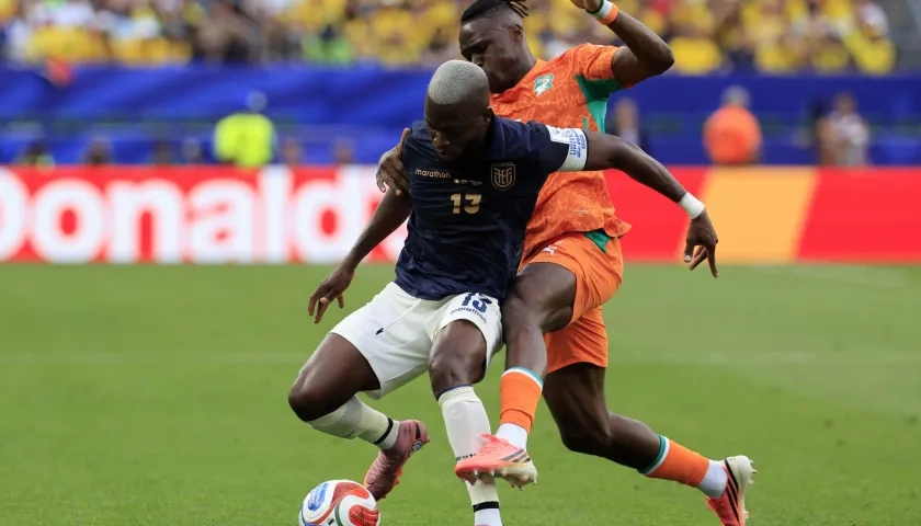 Enner Valencia ante la marca de Wilfried Singo.