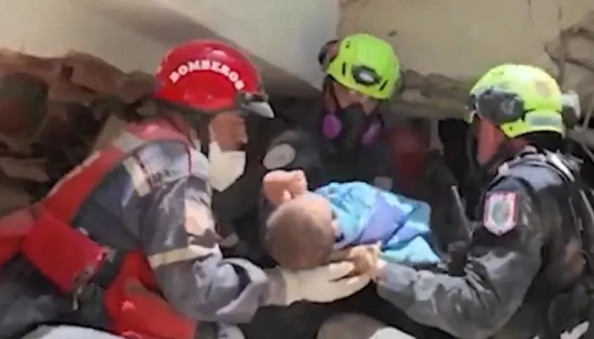 Equipo de rescate estadounidense recuperando al bebé.