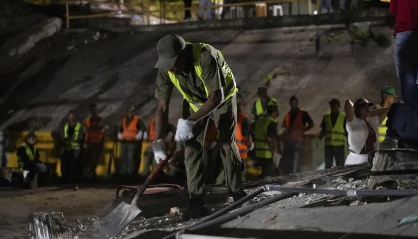 Equipos de rescate buscan entre los escombros