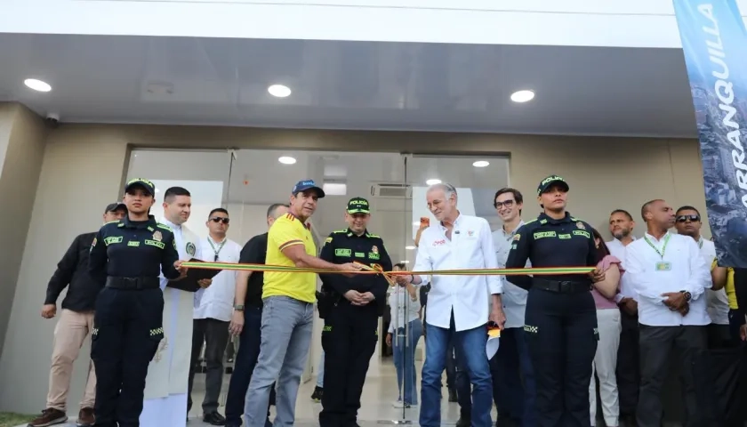 Momento de la entrega de la megaestación.