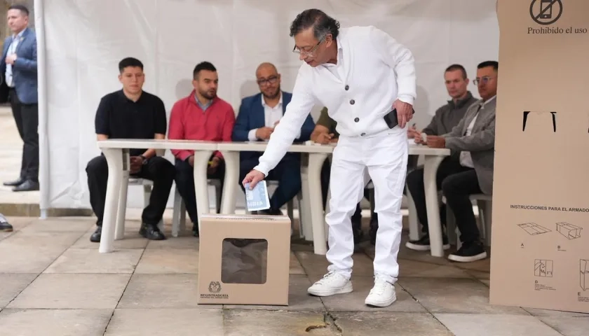 Presidente Gustavo Petro ejerciendo su derecho al voto en las elecciones 2026