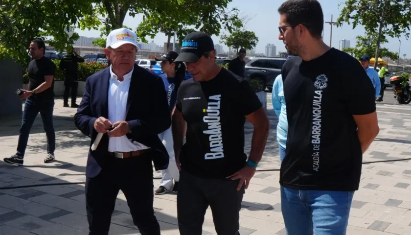 El alcalde Alejandro Char con los organizadores de la competencia deportiva. 