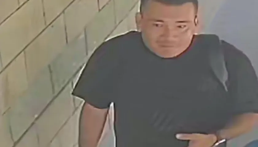 Imagen del hombre que se llevó los teléfonos de los estudiantes