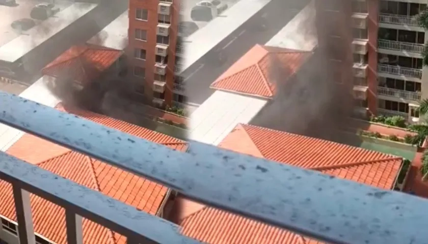 Momento en que salía el humo tras incendio del vehículo. 