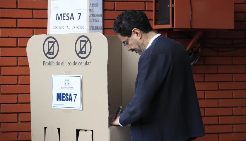 Iván Cepeda, en el Puesto de Votación