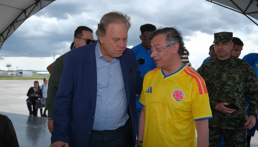 l presidente de la Federación Colombiana de Fútbol, Ramón Jesurun, y el Presidente de la República, Gustavo Petro.