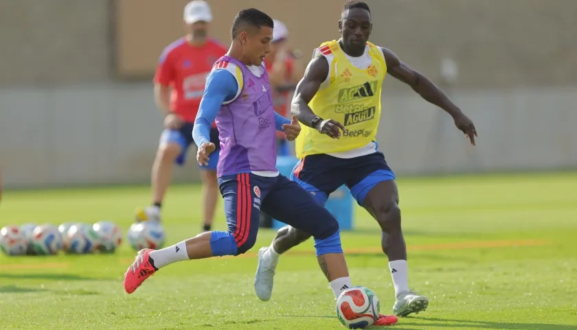 Juan Portilla (i) y Deiver Machado de Colombia participan en el entrenamiento