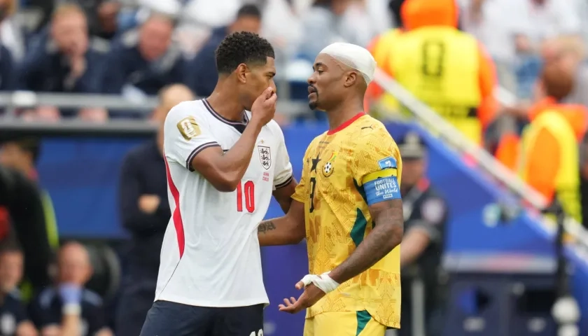 Jude Bellingham se cubrió mientras le hablaba al ghanés Jordan Ayew y no fue expulsado.