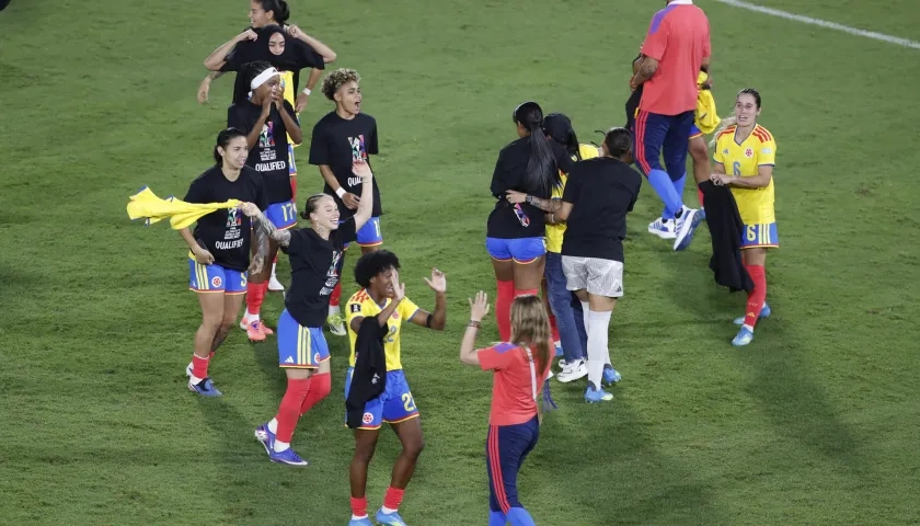 Jugadoras de Colombia celebran este viernes