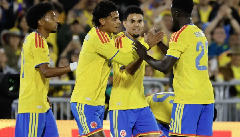 Jugadores de Colombia celebran el segundo gol