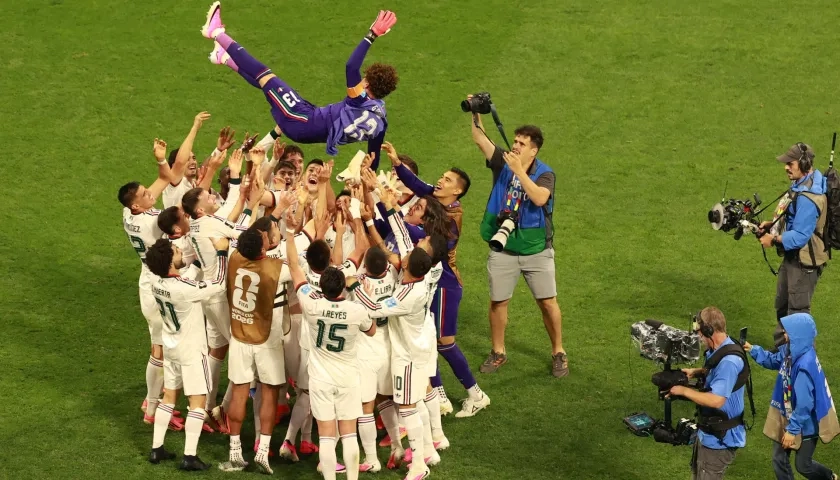 Jugadores de México celebrando