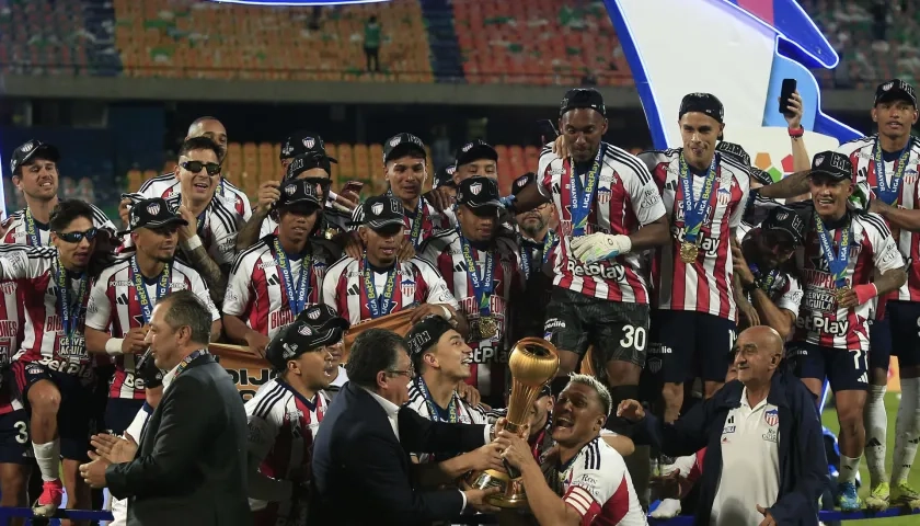 Cristian Barrios con su medalla de campeón.