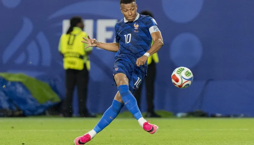 Kylian Mbappé patea para anotar un gol este lunes en un partido ante Irak
