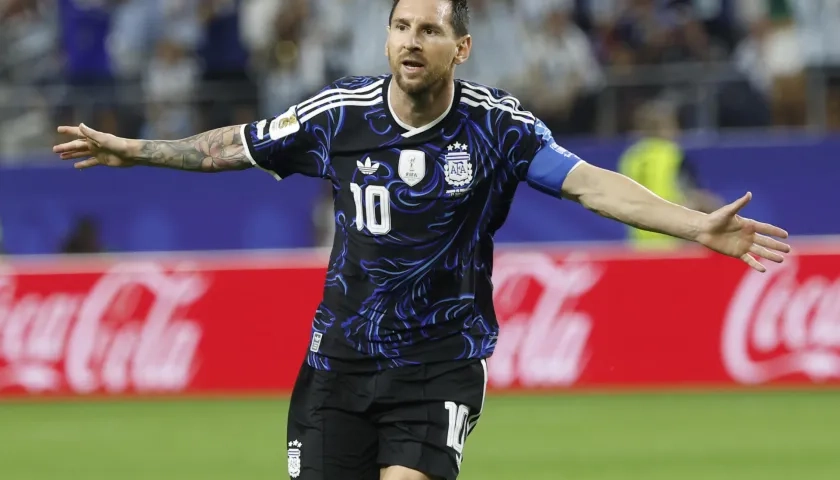 Lionel Messi de Argentina celebra su gol este sábado