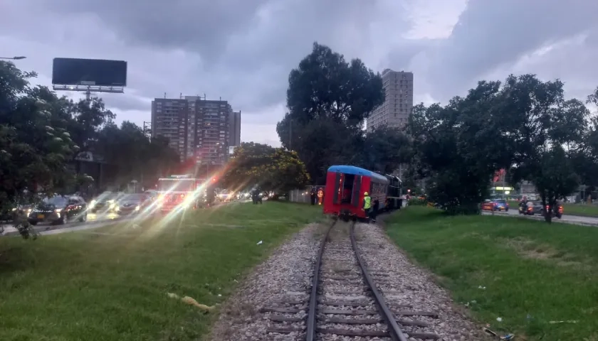 Locomotora del tren de la Sabana, descarrilada esta tarde