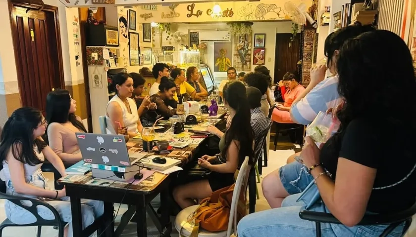 Miembros del club 'Almas lectoras' durante una sesión de lectura colectiva