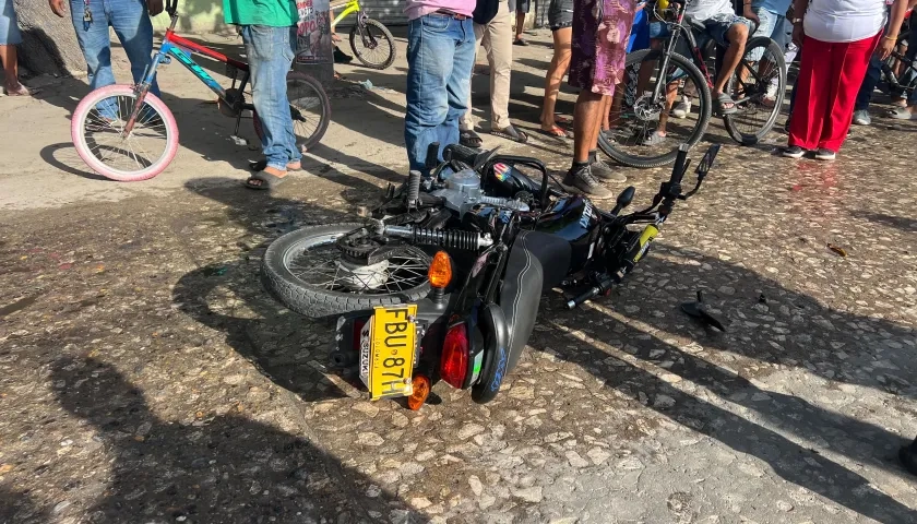 Muere motociclista al ser arrollado por buseta en el barrio El Porvenir, en Soledad 