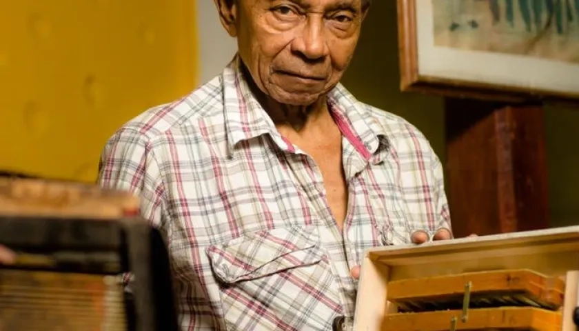 Ovidio Granados Melo, experto en la reparación de acordeones, de Mariangola, Cesar.
