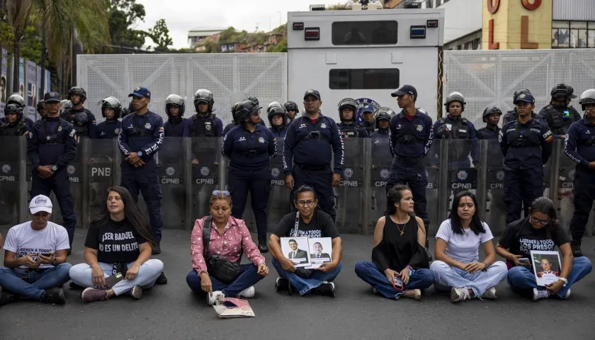 Personas esperan en las inmediaciones de la cárcel El Helicoide. 