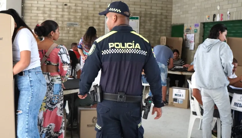 Policía en un puesto de votación.