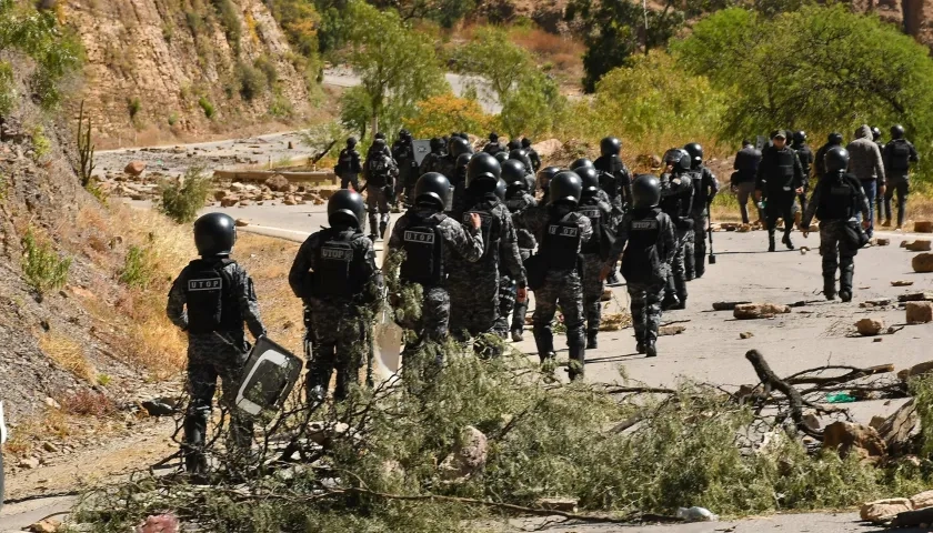 Policía y militares realizan limpieza de las vías tras protestas