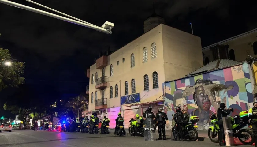 La Policía restableciendo el orden en las calles de Cali. 